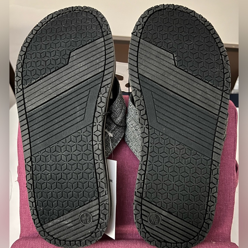 Goodfellow & Co Men’s Grey Flip Flops in Size Small (7/8) - Picture 9 of 10